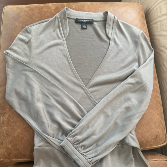 Banana Republic gray silk wrap dress. Worn twice, like new. Size 0/XS - Picture 2 of 9